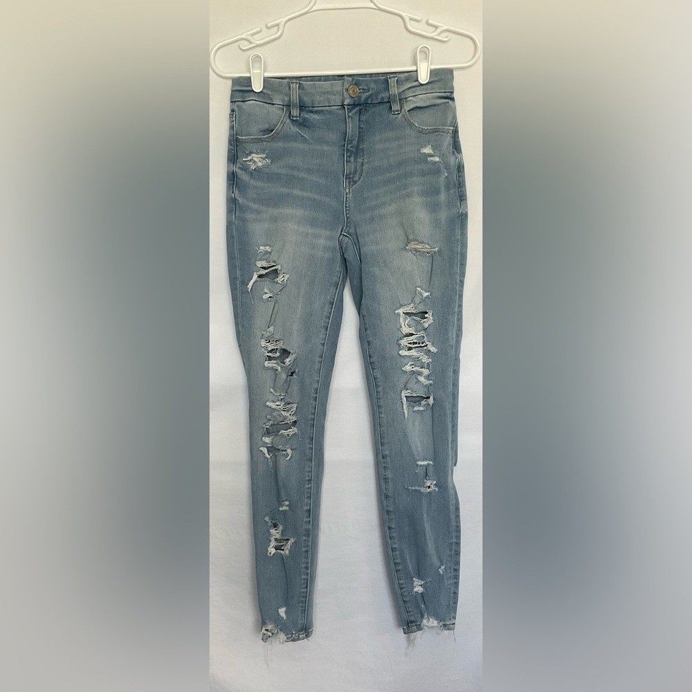 American Eagle Outfitters High Rise Blue Jeans with Distressed Details